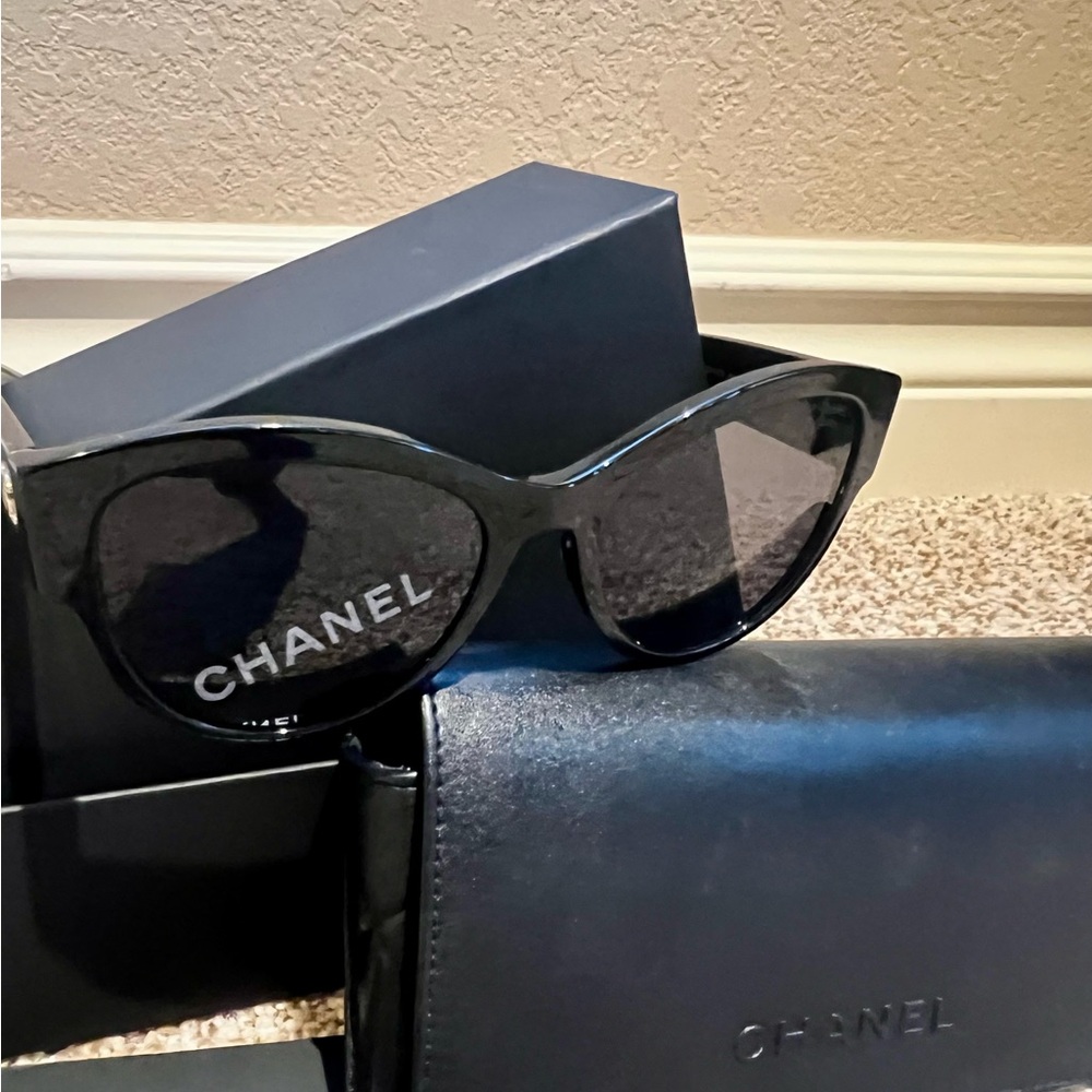 CHANEL Sunglasses in excellent condition!